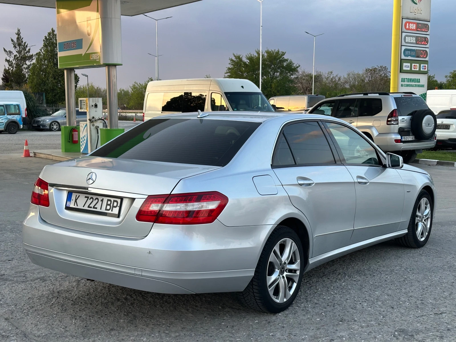 Mercedes-Benz E 220  - изображение 5