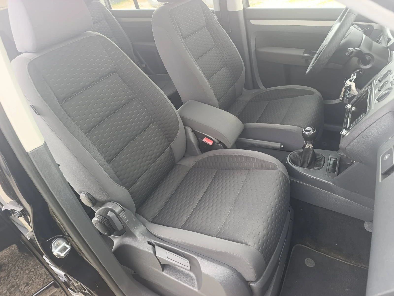 VW Touran 2.0 TDI , снимка 12 - Автомобили и джипове - 54340023