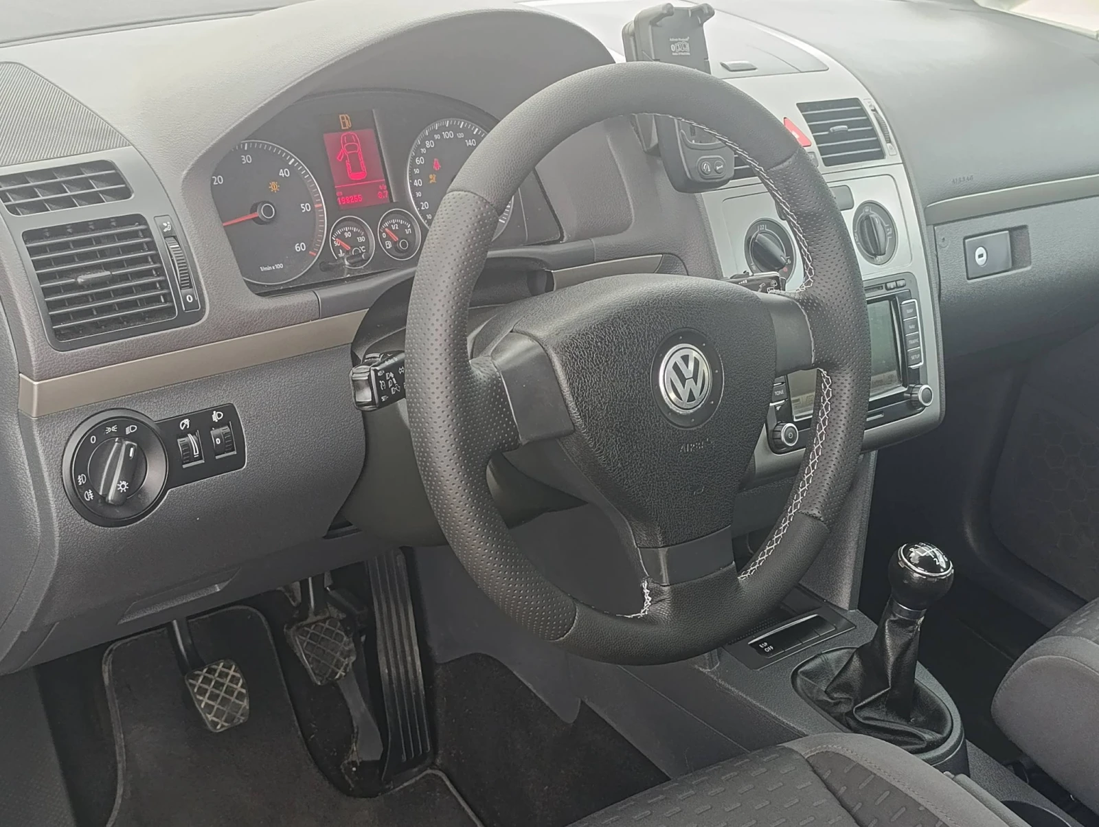 VW Touran 2.0 TDI , снимка 17 - Автомобили и джипове - 54340023