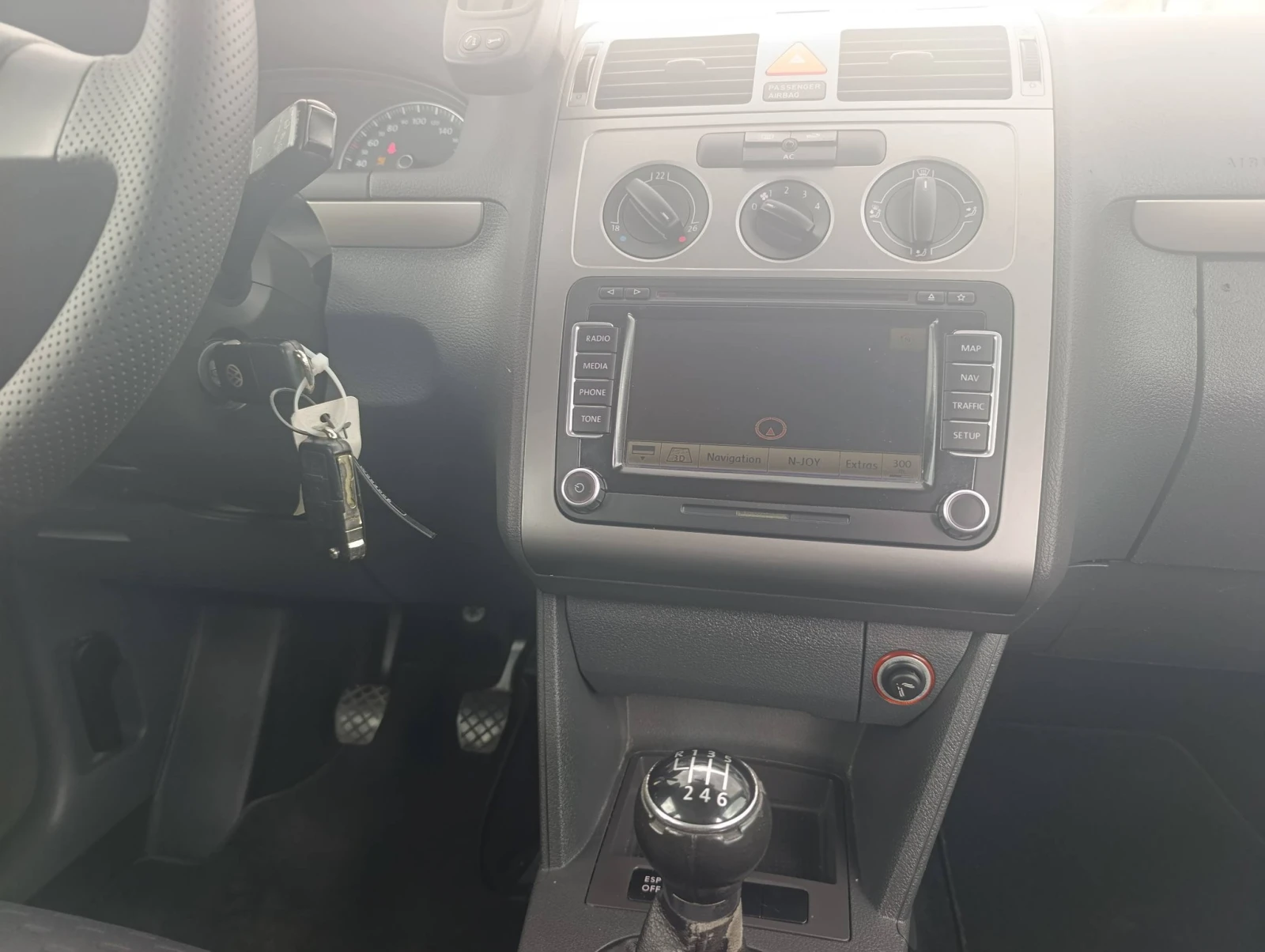 VW Touran 2.0 TDI , снимка 16 - Автомобили и джипове - 54340023