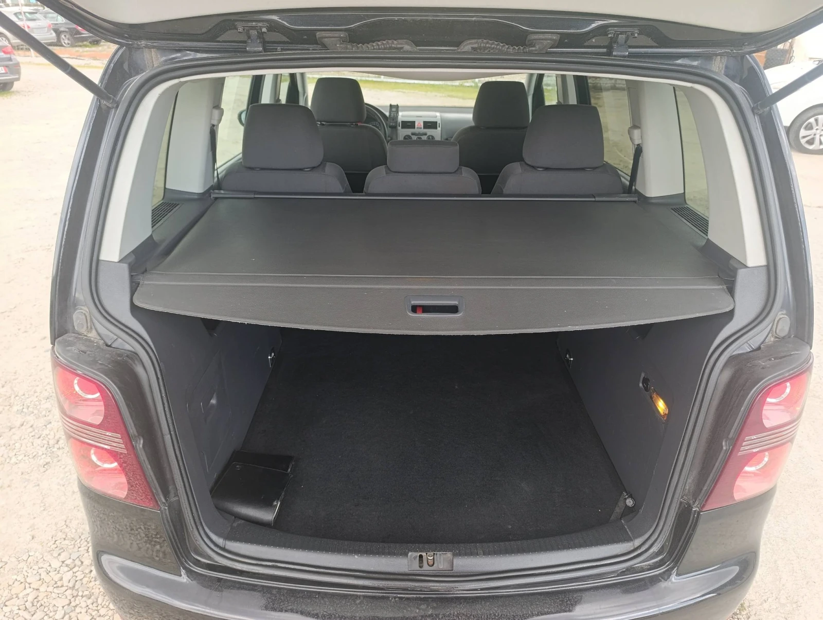 VW Touran 2.0 TDI , снимка 10 - Автомобили и джипове - 54340023