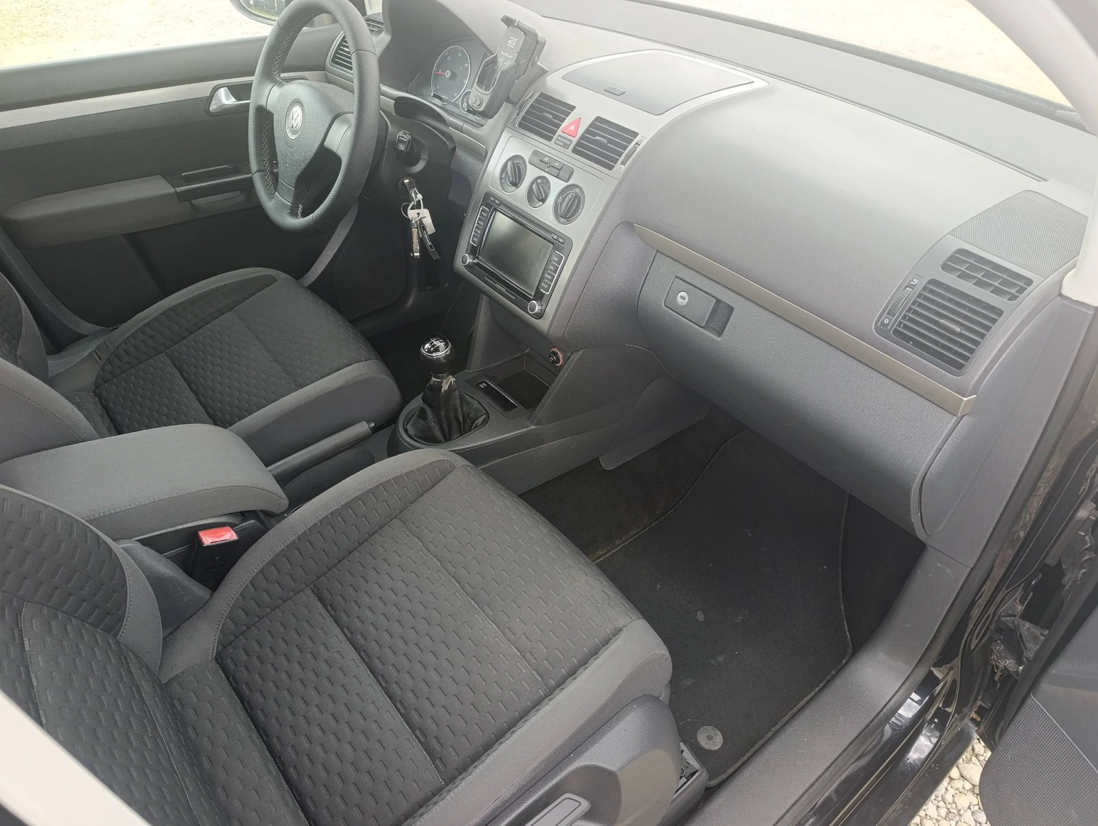 VW Touran 2.0 TDI , снимка 13 - Автомобили и джипове - 54340023