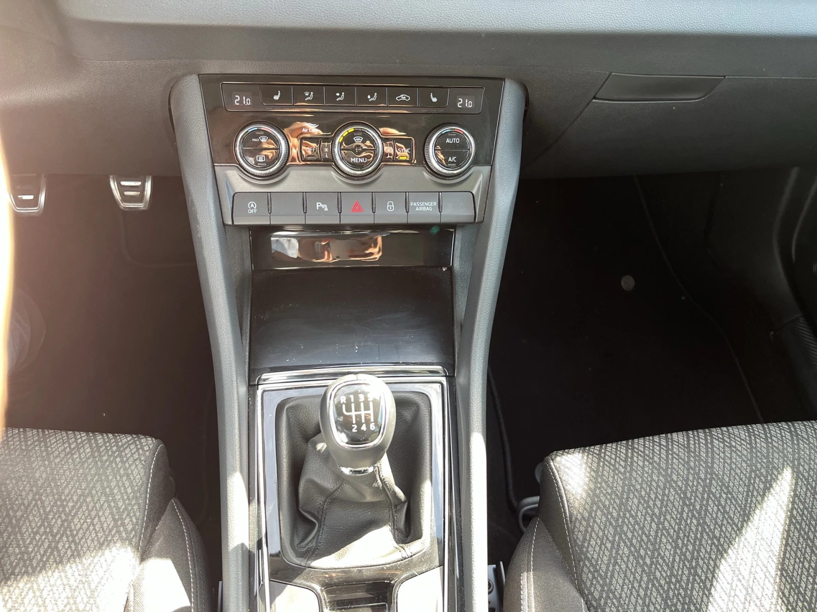 Skoda Karoq 1.5 TSI 6M, снимка 15 - Автомобили и джипове - 54608282