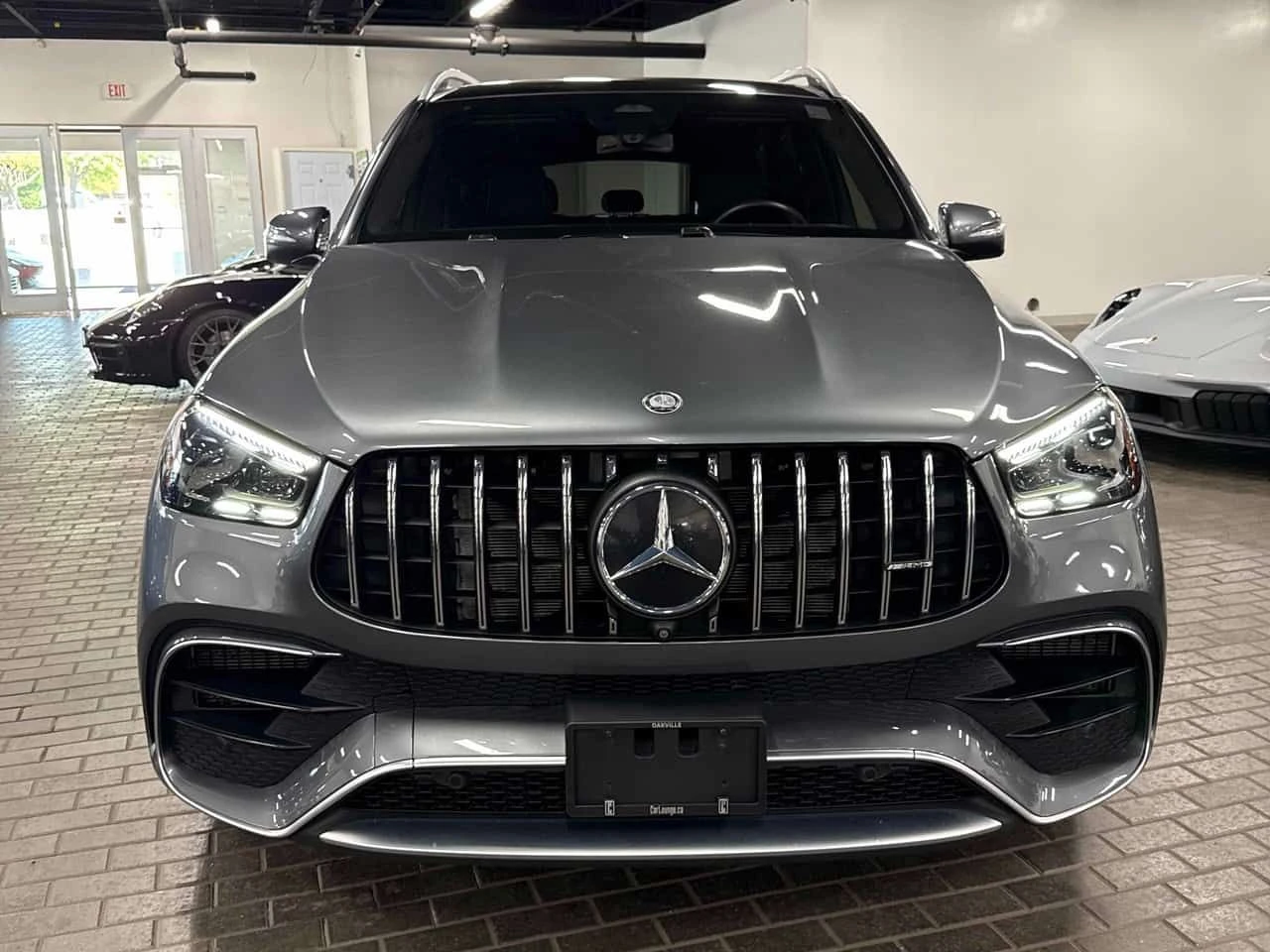 Mercedes-Benz GLE 63 S AMG 4MATIC | CARFAX | АВТОКРЕДИТ БЕЗ ПЪРВОНАЧАЛНА, снимка 2 - Автомобили и джипове - 55500408