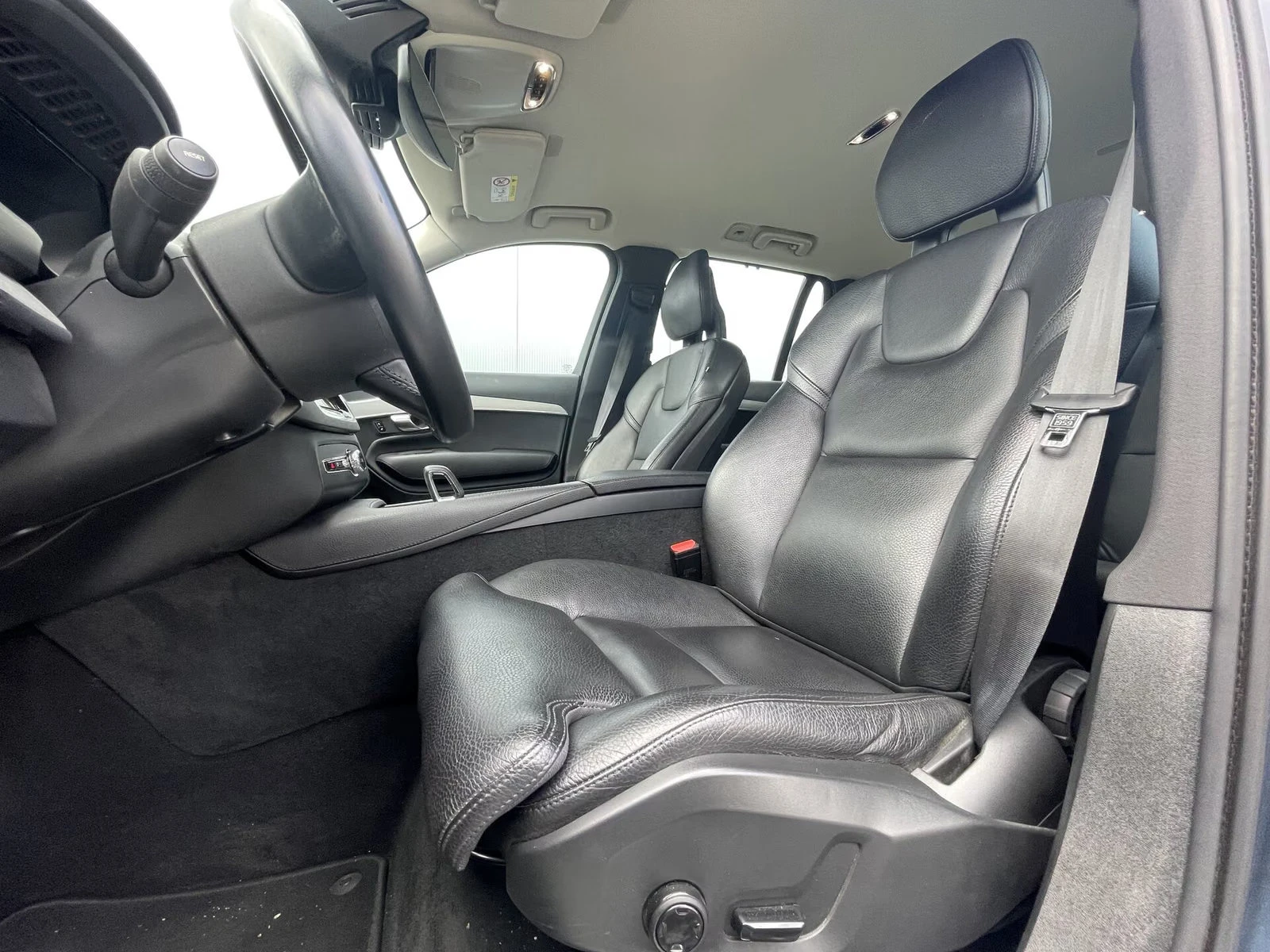 Volvo Xc90 MOMENTUM-PRO/250HP/AWD/7S/360/NAVI/CPLAY/676q, снимка 5 - Автомобили и джипове - 56017286