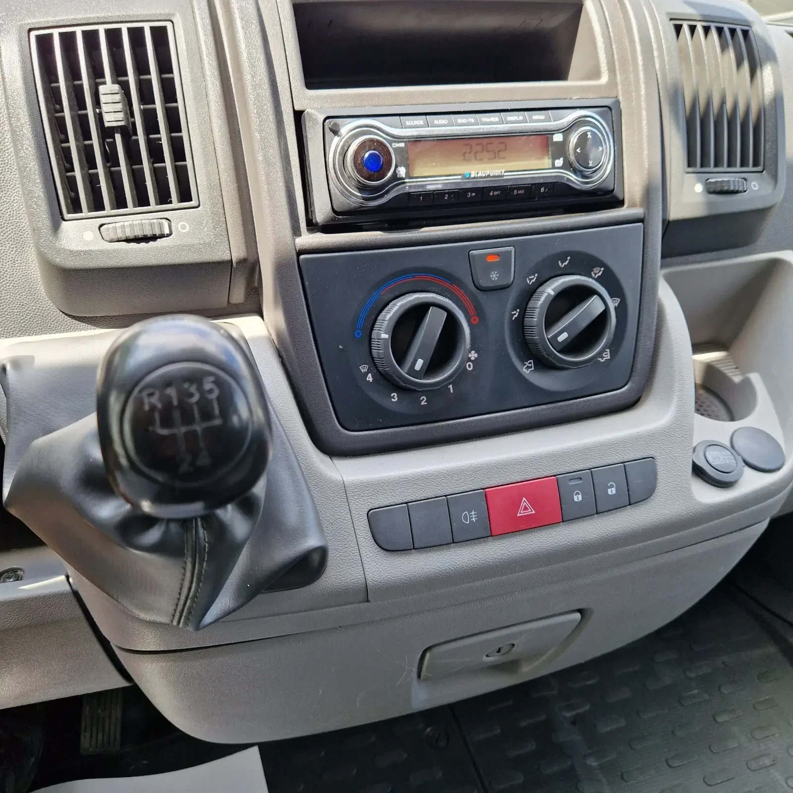Peugeot Boxer 2.2HDI 100 Климатик , снимка 12 - Бусове и автобуси - 55154507