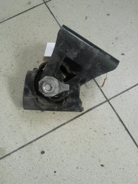 Тампон мотор преден Тойота Аурис 1.6Б