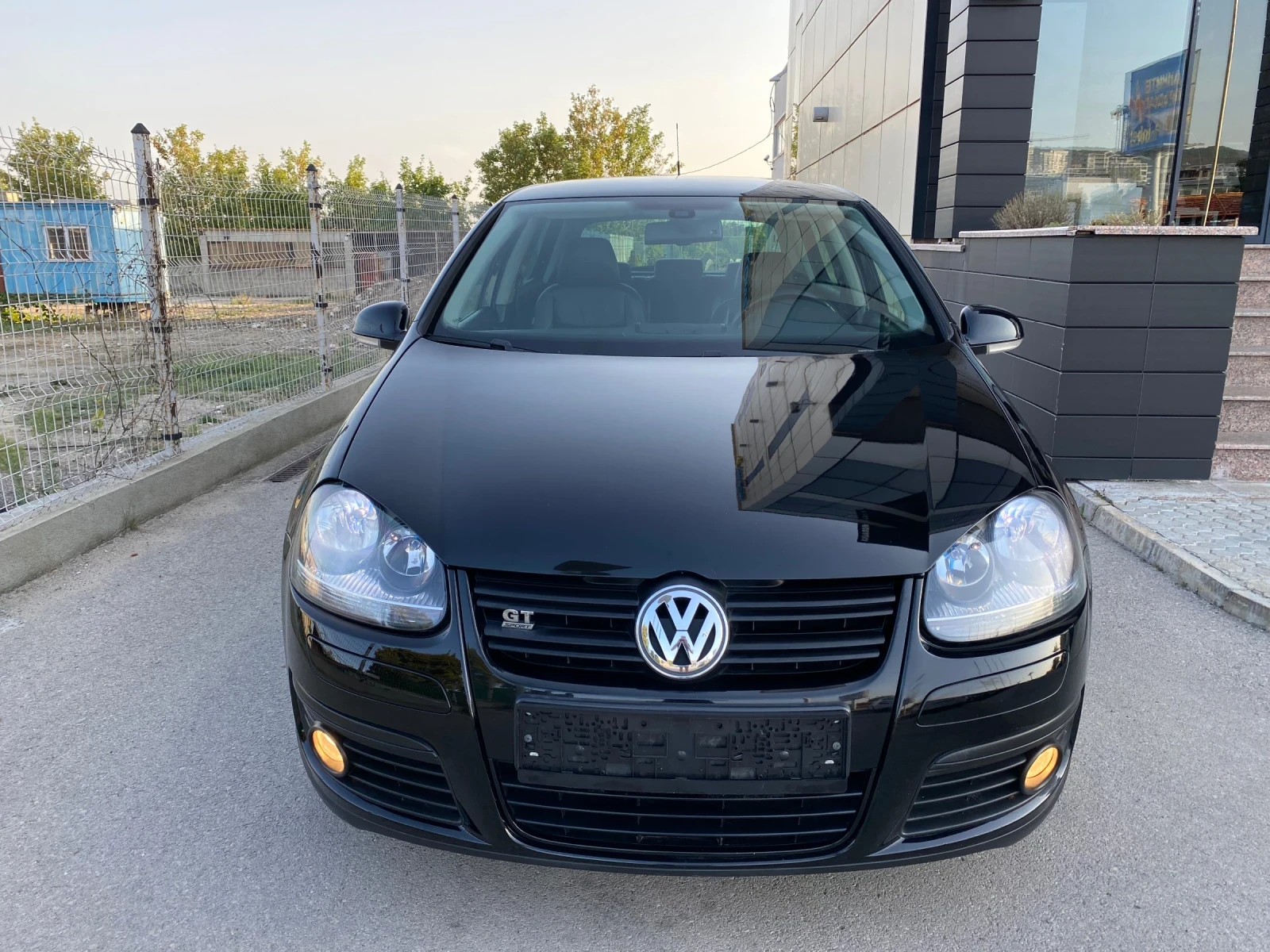 VW Golf 1.9 TDI GT DSG АВТОМАТИК КОЖЕН САЛОН - изображение 2