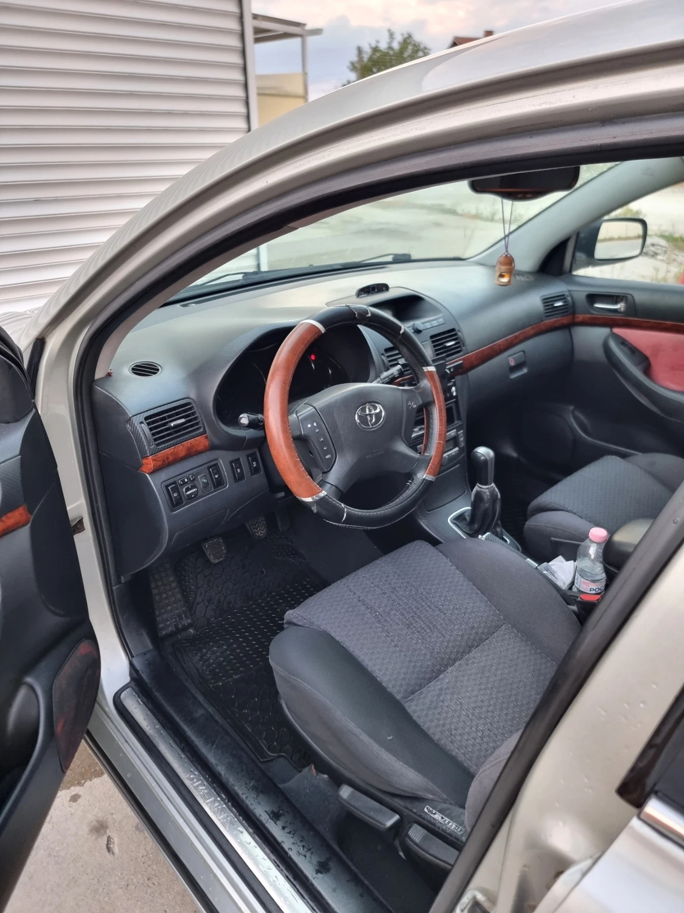 Toyota Avensis 2.0, снимка 12 - Автомобили и джипове - 55657871