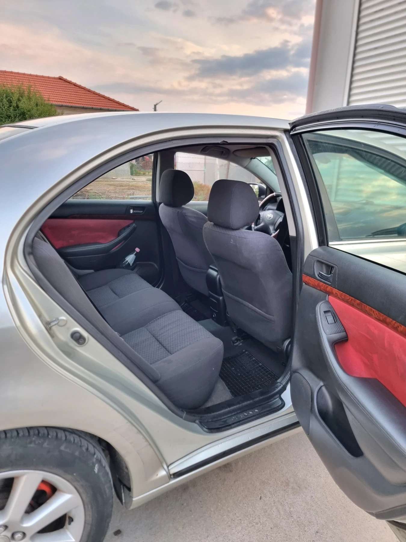 Toyota Avensis 2.0, снимка 9 - Автомобили и джипове - 55657871