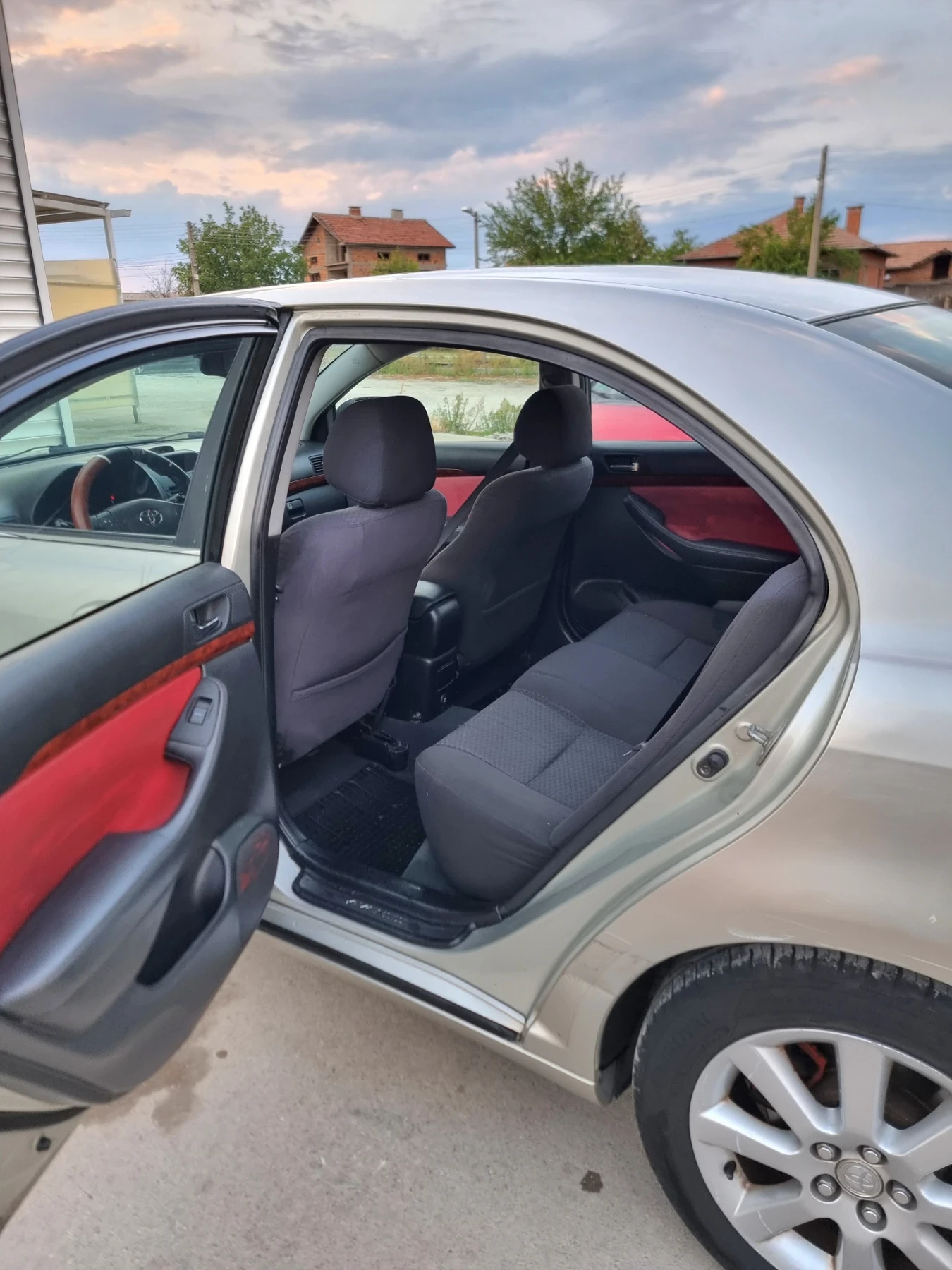 Toyota Avensis 2.0, снимка 11 - Автомобили и джипове - 55657871