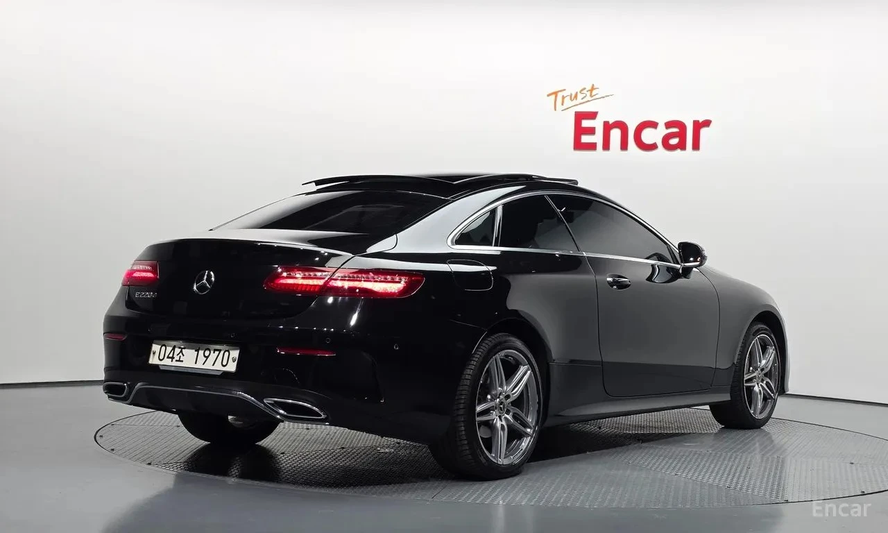 Mercedes-Benz E 220 4MATIC * FULL AMG PACK* АМБИЕНТНО* HEAD UP* , снимка 2 - Автомобили и джипове - 55951821