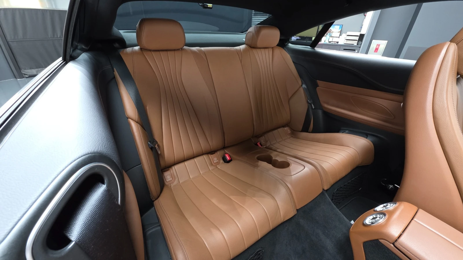 Mercedes-Benz E 220 4MATIC * FULL AMG PACK* АМБИЕНТНО* HEAD UP* , снимка 14 - Автомобили и джипове - 55951821