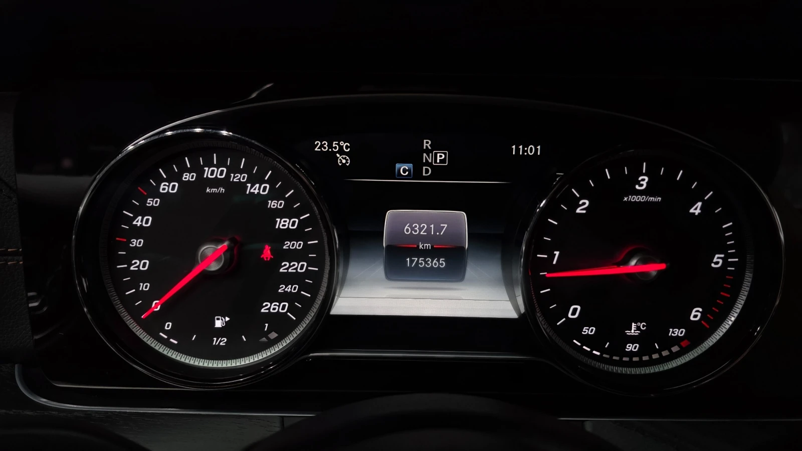 Mercedes-Benz E 220 4MATIC * FULL AMG PACK* АМБИЕНТНО* HEAD UP* , снимка 6 - Автомобили и джипове - 55951821
