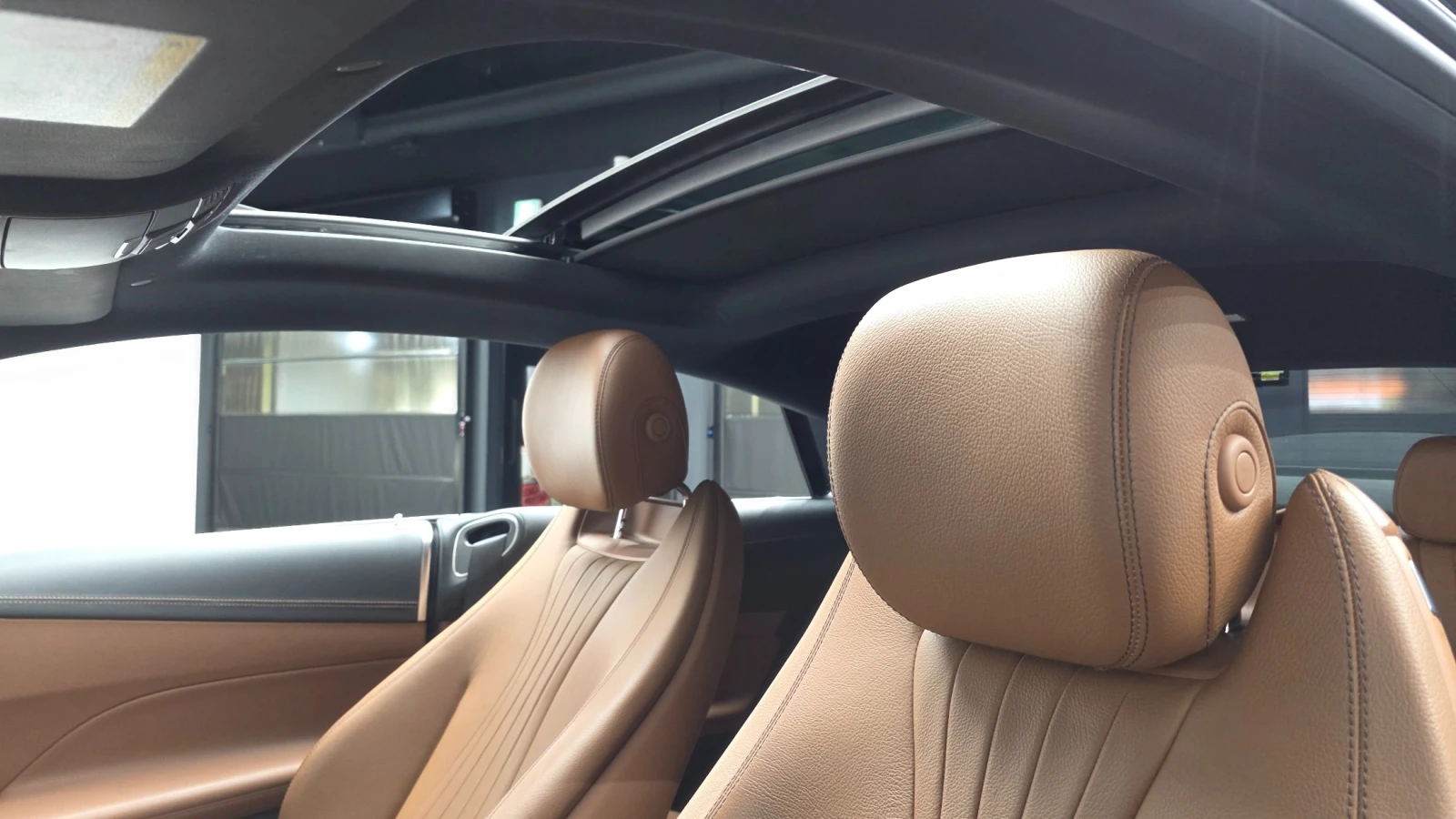 Mercedes-Benz E 220 4MATIC * FULL AMG PACK* АМБИЕНТНО* HEAD UP* , снимка 13 - Автомобили и джипове - 55951821