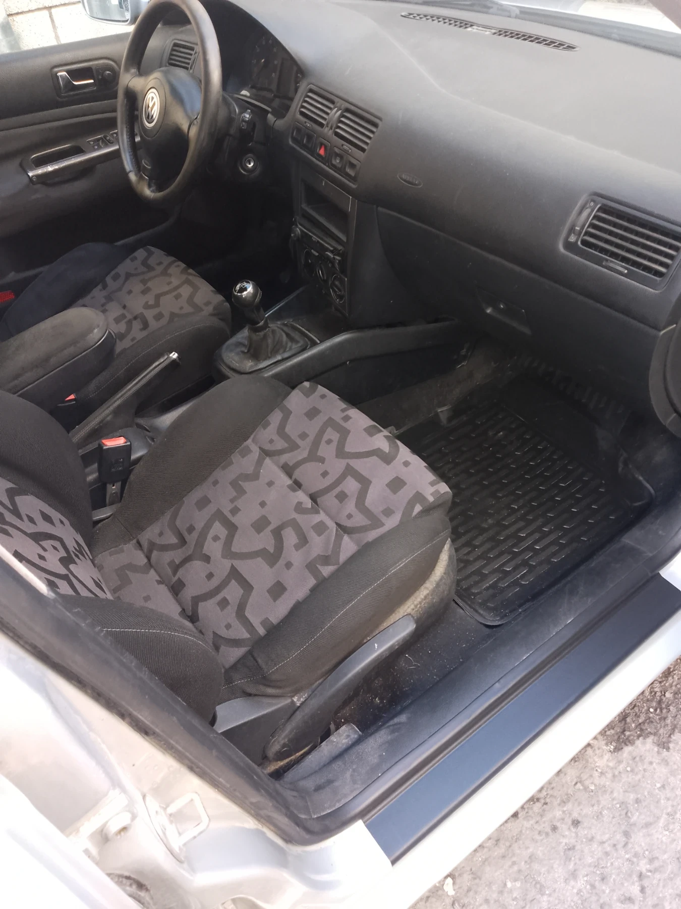 VW Bora 1.6 Климатик, снимка 6 - Автомобили и джипове - 56130284
