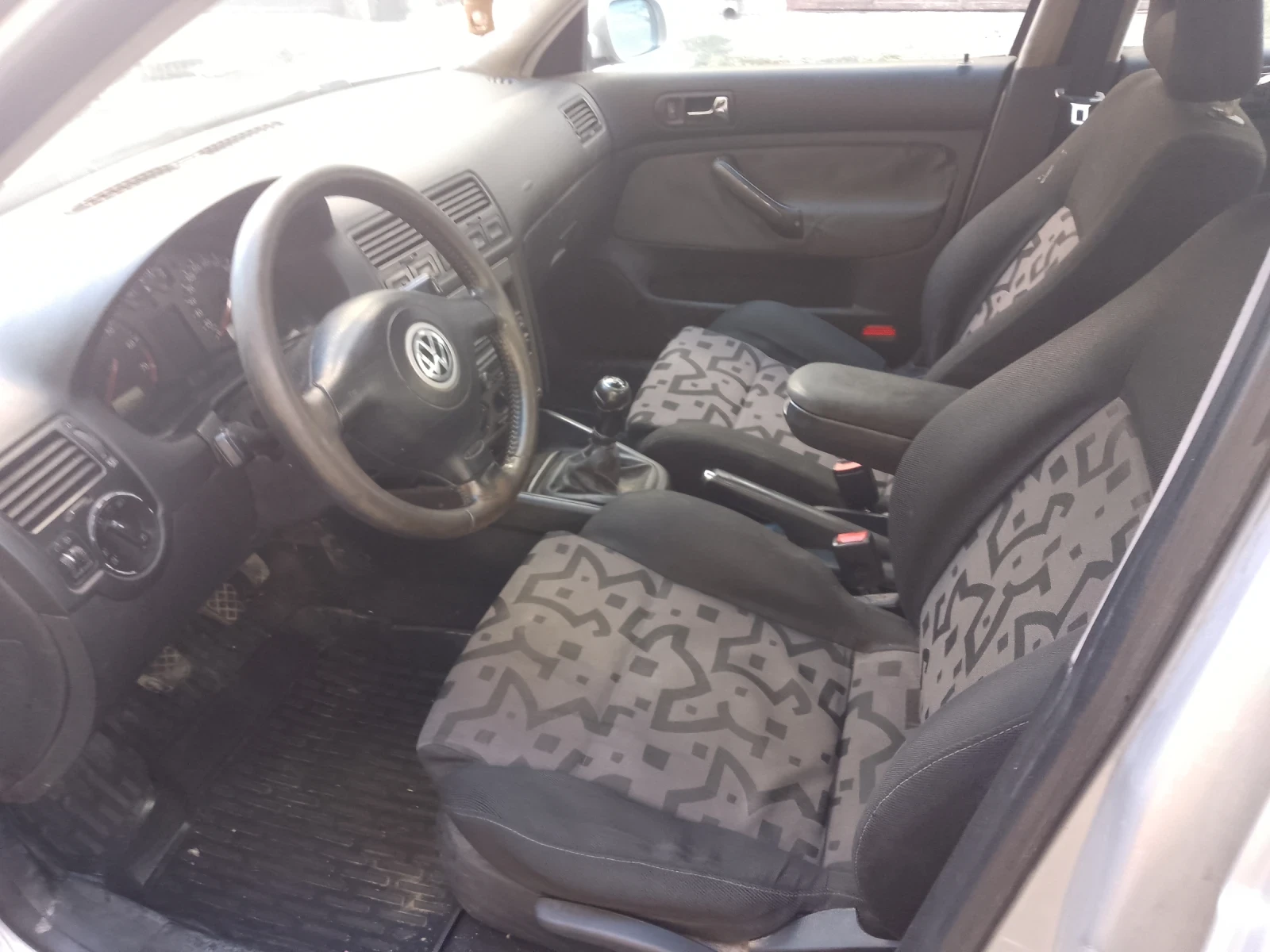 VW Bora 1.6 Климатик, снимка 5 - Автомобили и джипове - 56130284
