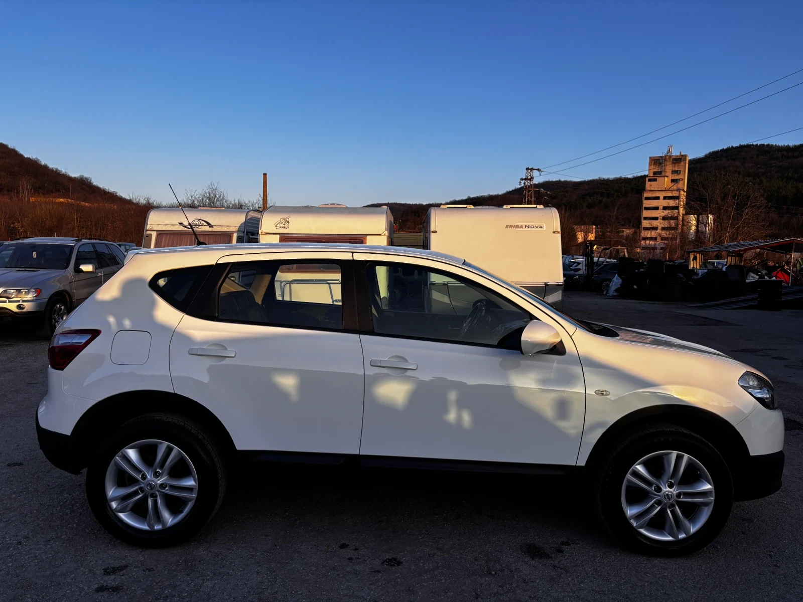 Nissan Qashqai 1.6 DCI= 4X4= NAVI= CAMERA= НОВИ ГУМИ, снимка 2 - Автомобили и джипове - 53829234
