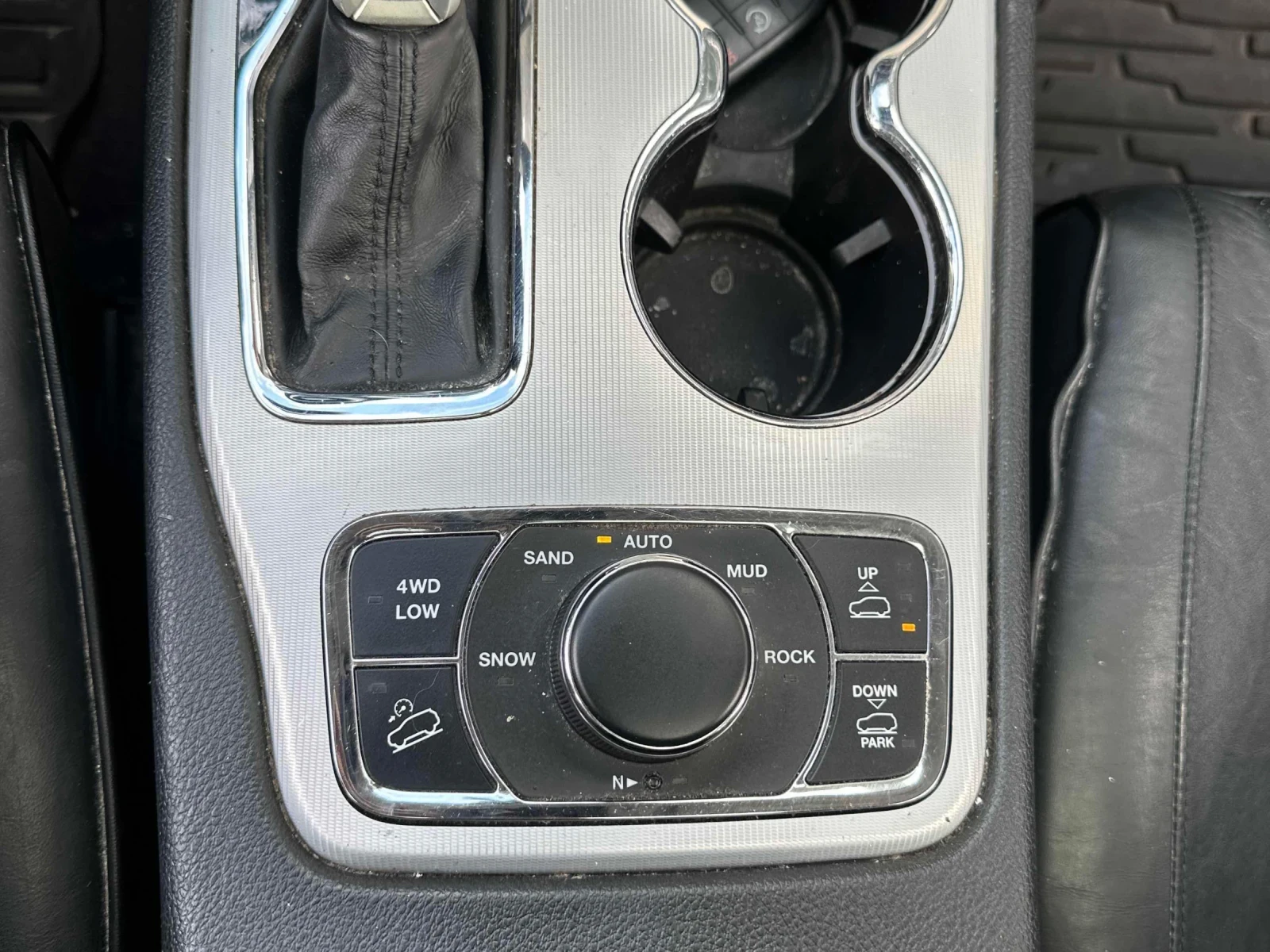 Jeep Grand cherokee Summit* Distronic* Pano* H&K* Обдух* Back cam* , снимка 10 - Автомобили и джипове - 55605945