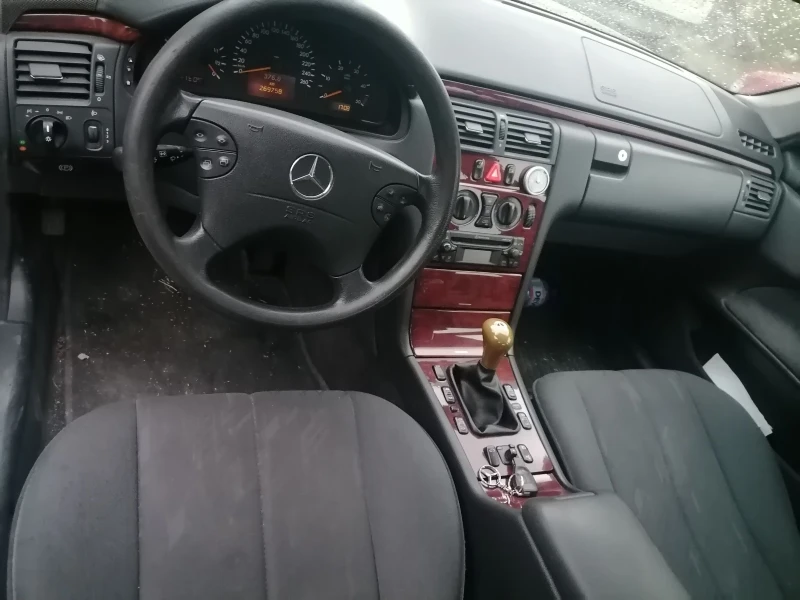 Mercedes-Benz E 220, снимка 4 - Автомобили и джипове - 47343115