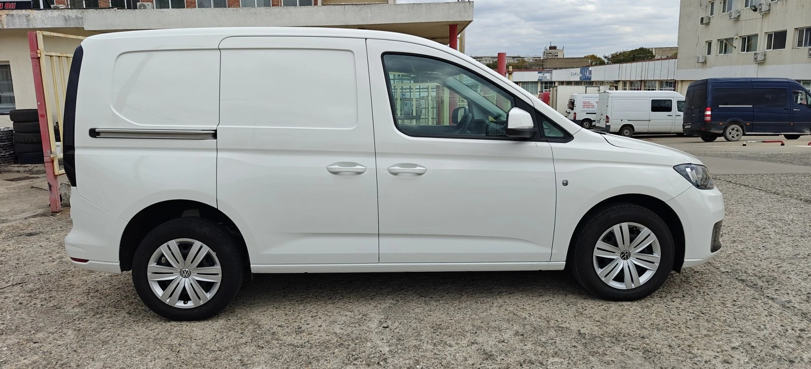VW Caddy 2.0D-21г90хил - изображение 8