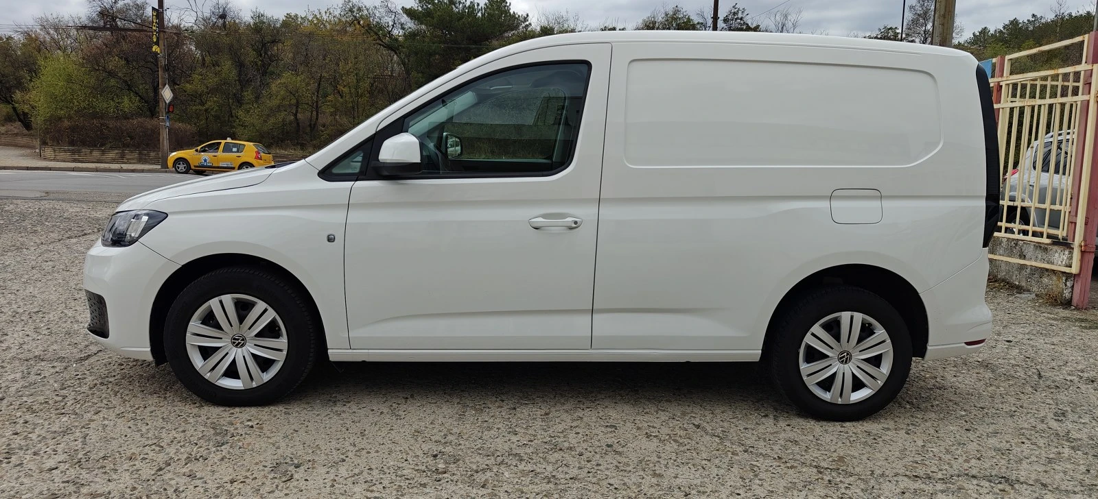 VW Caddy 2.0D-21г90хил - изображение 4