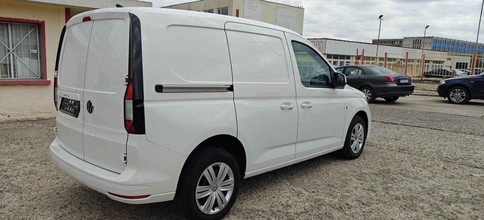 VW Caddy 2.0D-21г90хил - изображение 7
