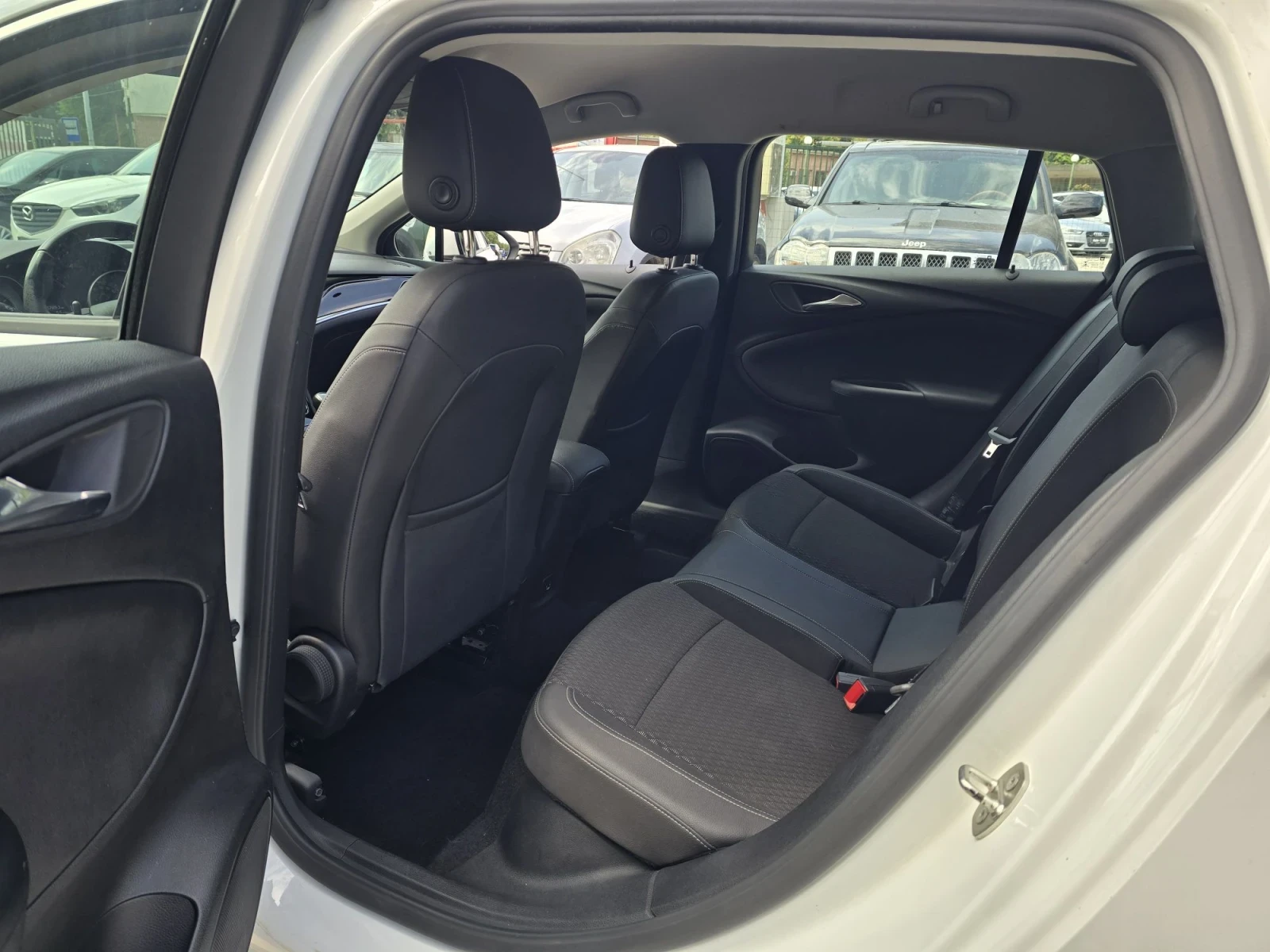 Opel Astra 1.6CDTI Head Up , снимка 12 - Автомобили и джипове - 52255493