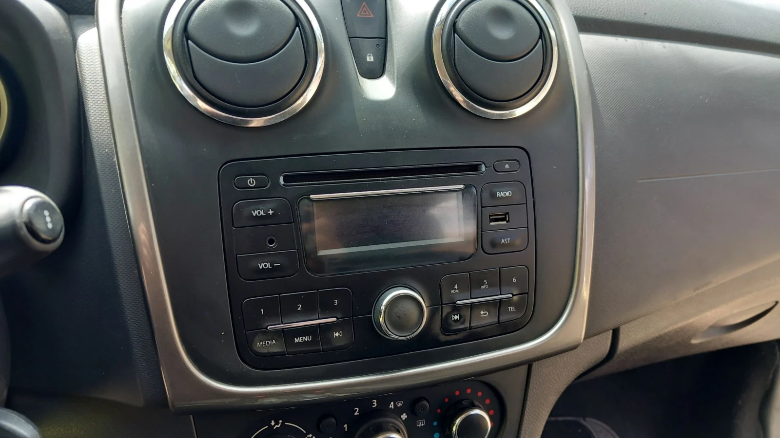 Dacia Sandero, снимка 15 - Автомобили и джипове - 54301567