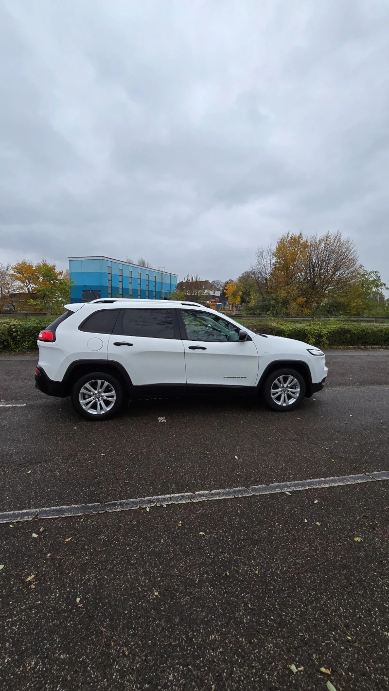 Jeep Cherokee 2.4 Sport, снимка 6 - Автомобили и джипове - 48031323