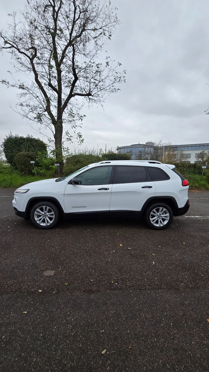 Jeep Cherokee 2.4 Sport, снимка 7 - Автомобили и джипове - 48031323