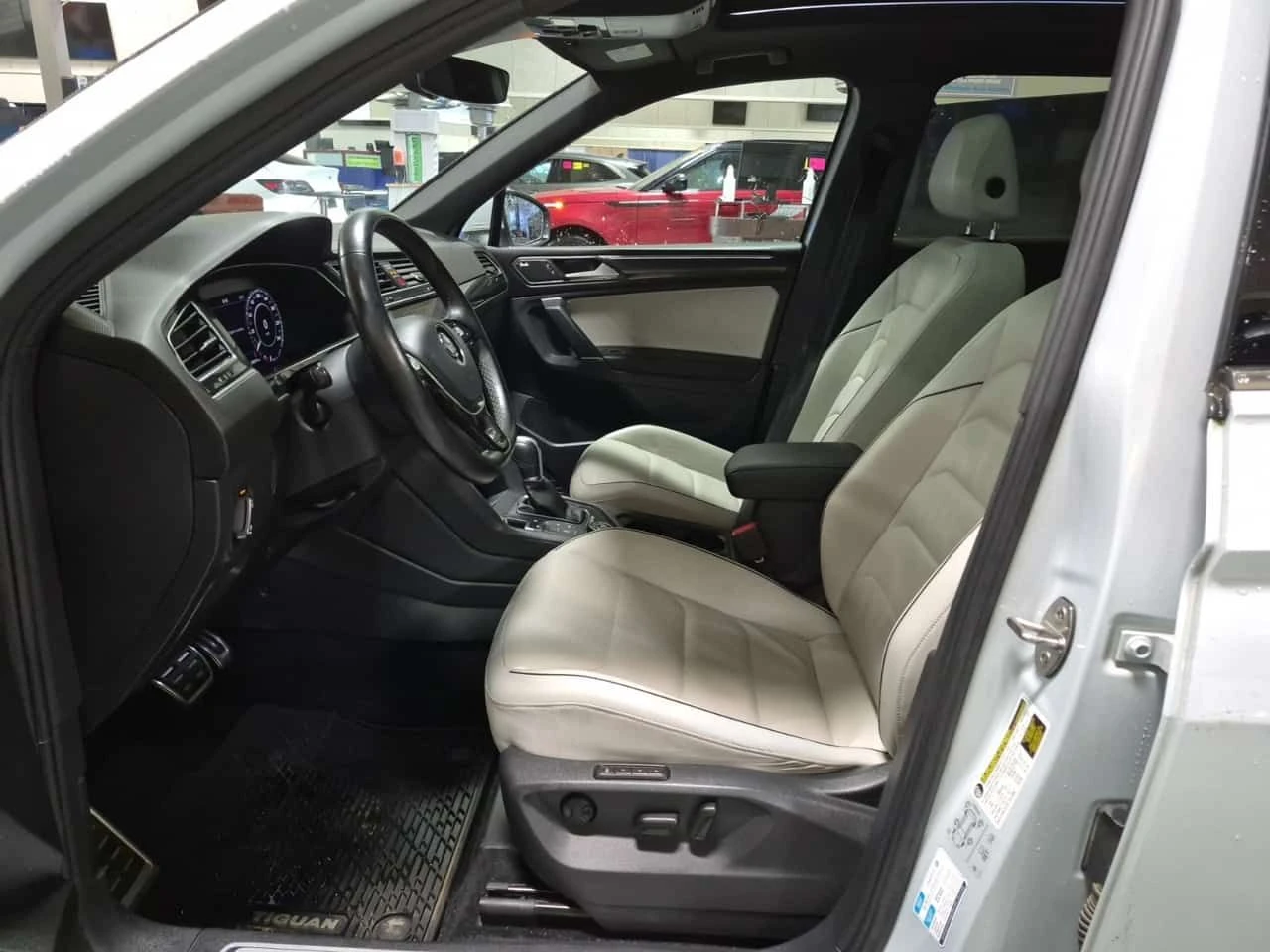 VW Tiguan HIGHLINE/CARFAX/2 КЛЮЧА/ПОДГЕВ/ПАНОРАМА/ПАМЕТ, снимка 7 - Автомобили и джипове - 54034279