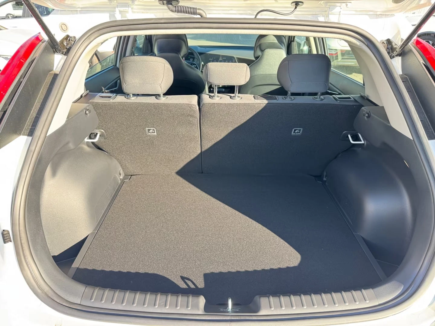 Kia Niro HEV/129HP/EDITION-7/CAM/DIGI/NAVI/KLESS/CPLAY/497q, снимка 12 - Автомобили и джипове - 55323560