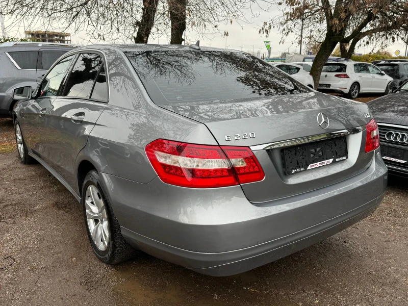 Mercedes-Benz E 220 Реален пробег!!! Нова!!, снимка 6 - Автомобили и джипове - 48027597