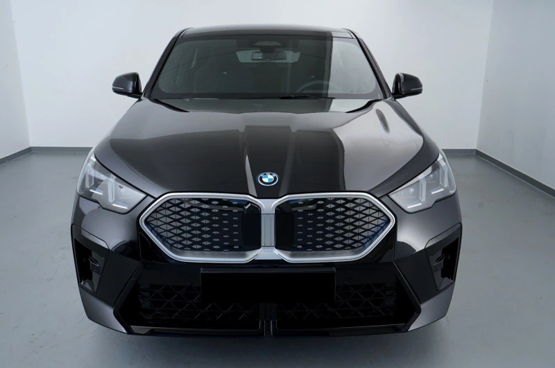 BMW iX2 xDRIVE 30 HEAD UP NAVI PANO 360 CAMERA, снимка 3 - Автомобили и джипове - 51508732