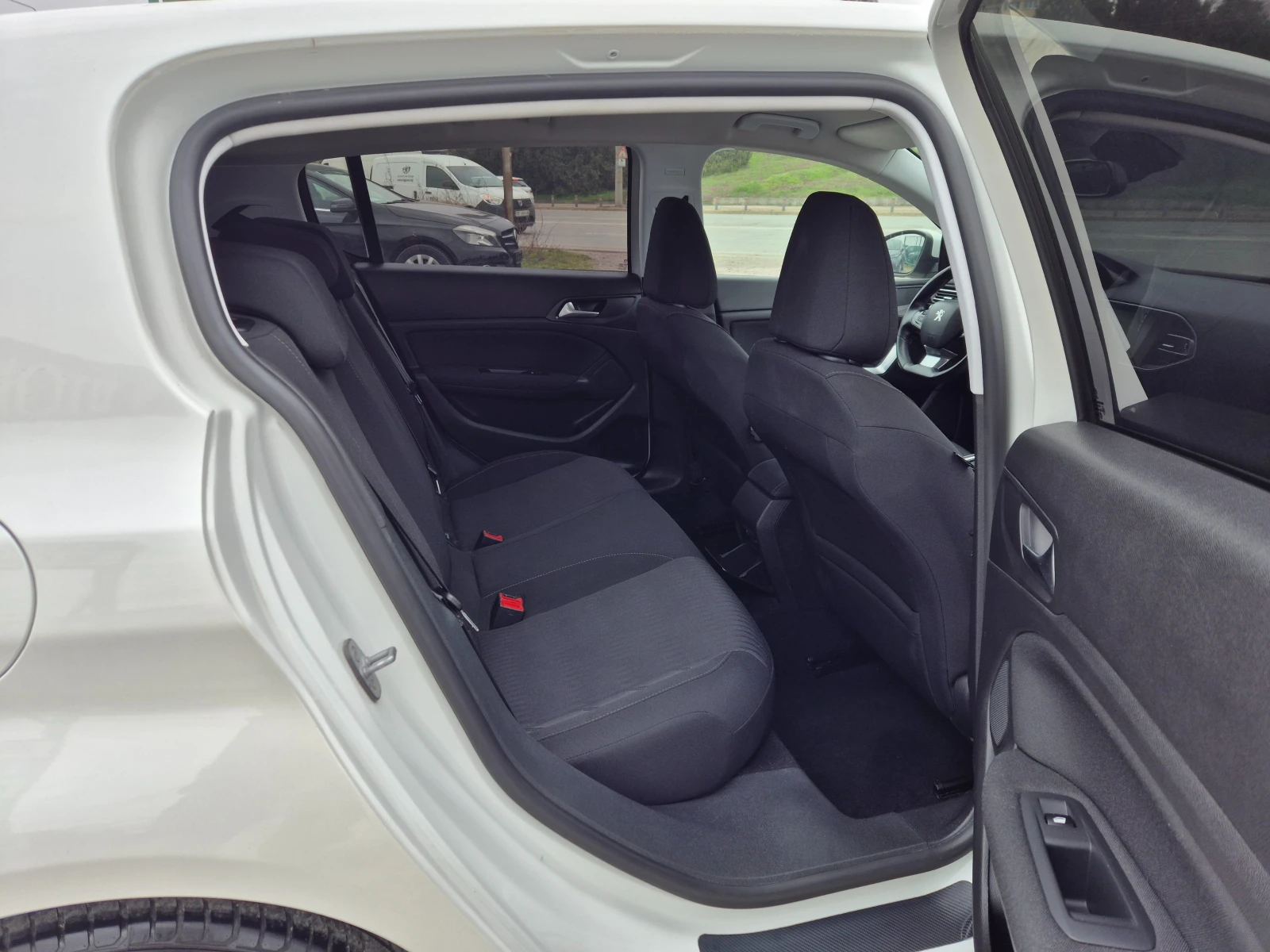 Peugeot 308 2.0HDI Автомат 150кс, снимка 10 - Автомобили и джипове - 51970264