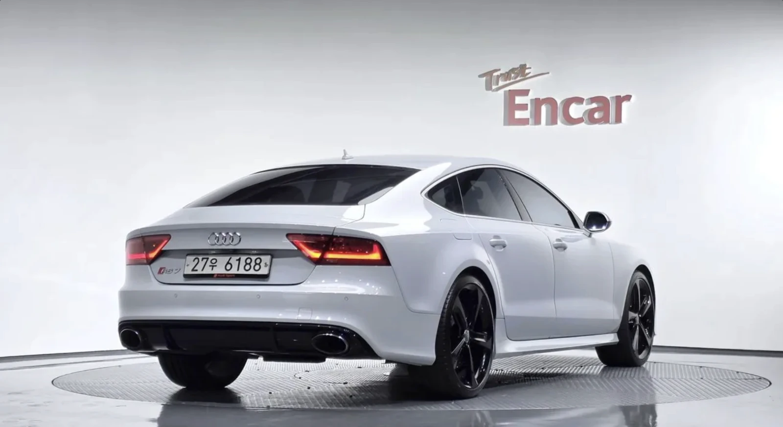 Audi Rs7 АВТОКРЕДИТ* CERAMIC* HEAD-UP* BANG&OLFSEN* , снимка 2 - Автомобили и джипове - 54780324