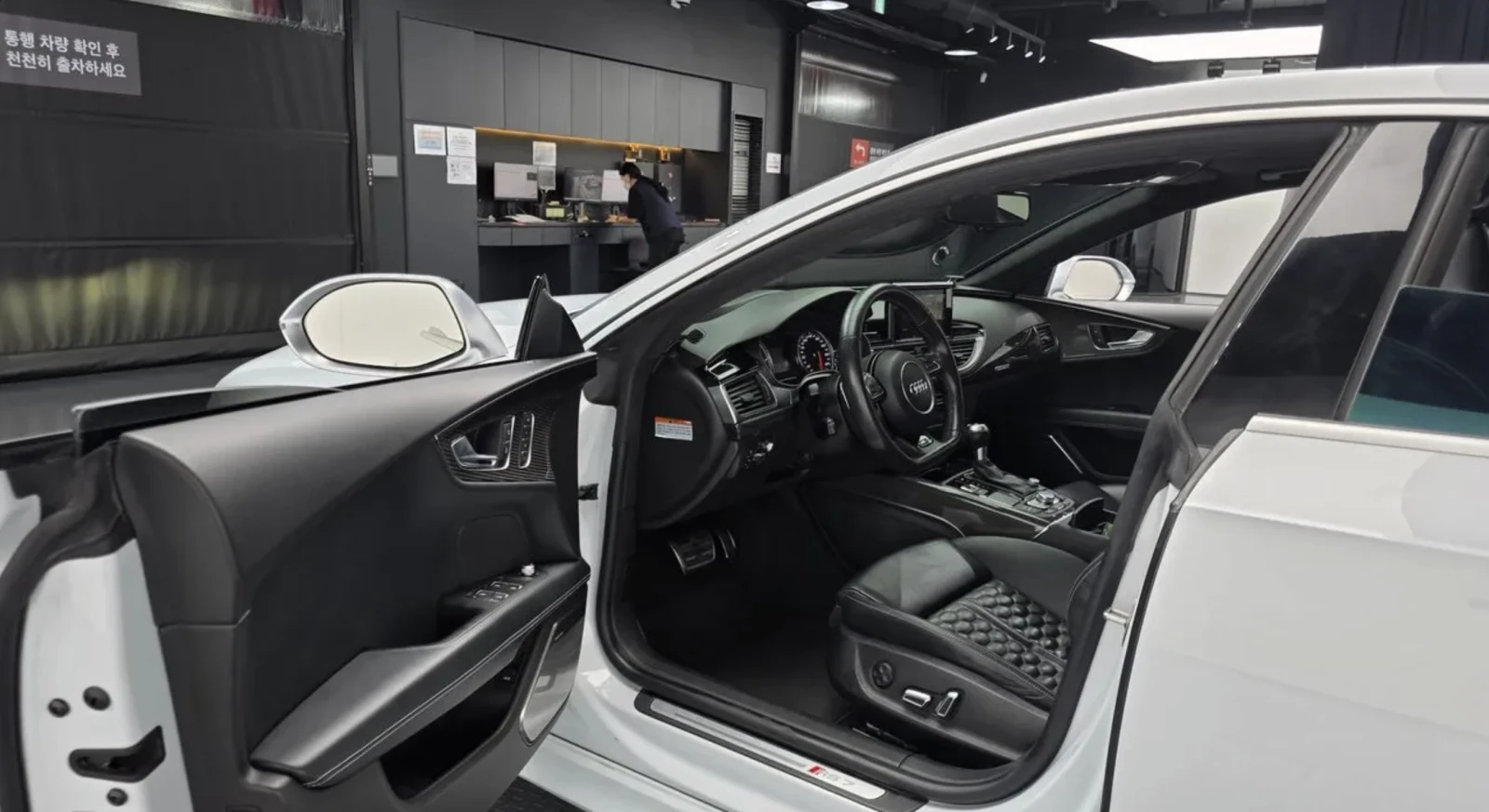Audi Rs7 АВТОКРЕДИТ* CERAMIC* HEAD-UP* BANG&OLFSEN* , снимка 8 - Автомобили и джипове - 54780324