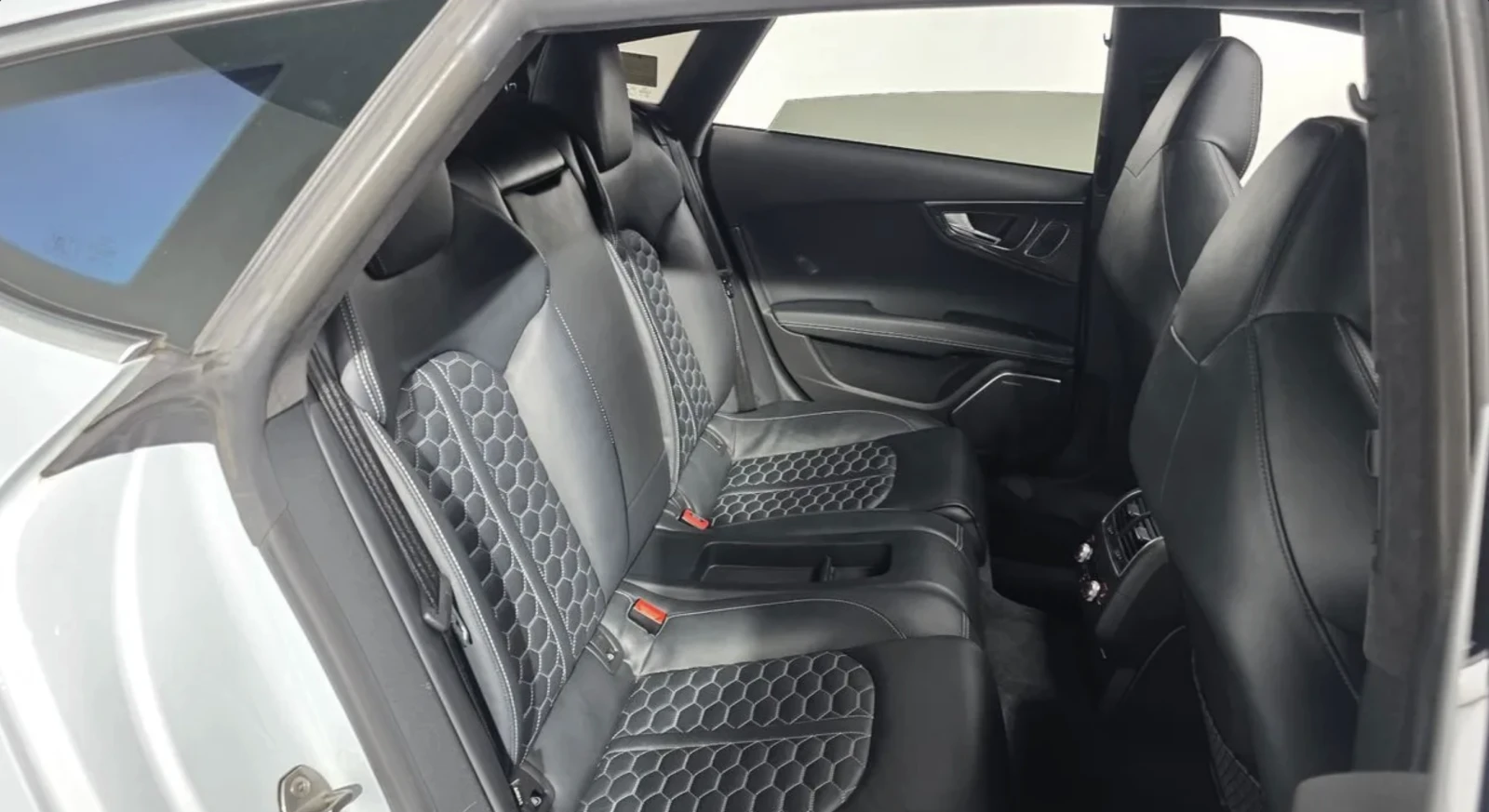 Audi Rs7 АВТОКРЕДИТ* CERAMIC* HEAD-UP* BANG&OLFSEN* , снимка 10 - Автомобили и джипове - 54780324