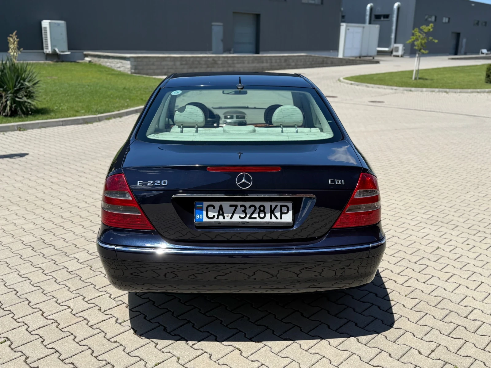 Mercedes-Benz E 220, снимка 4 - Автомобили и джипове - 54901071