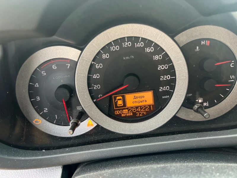 Toyota Rav4 2.2 D-4D, снимка 9 - Автомобили и джипове - 52446359