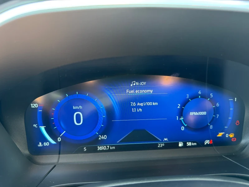 Ford Kuga 1.5 EcoBoost Titanium, снимка 13 - Автомобили и джипове - 52745470