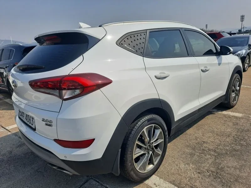 Hyundai Tucson 2.0 CRDi, снимка 4 - Автомобили и джипове - 54258398
