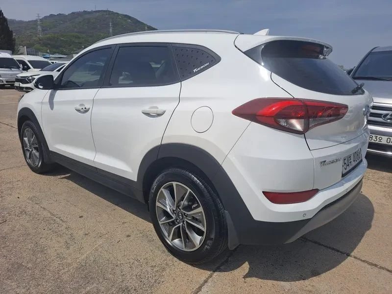 Hyundai Tucson 2.0 CRDi, снимка 3 - Автомобили и джипове - 54258398