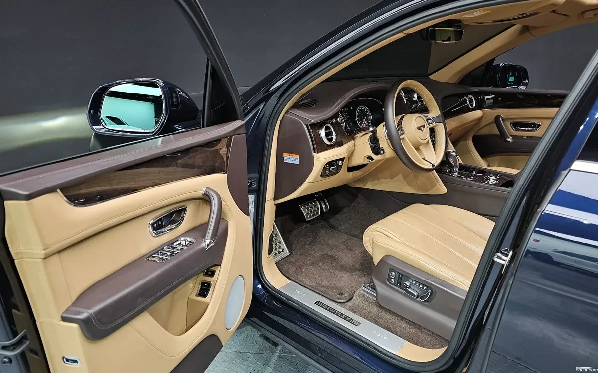 Bentley Bentayga Dynamic Ride* Driving Specification* Matrix LED, снимка 5 - Автомобили и джипове - 54655890