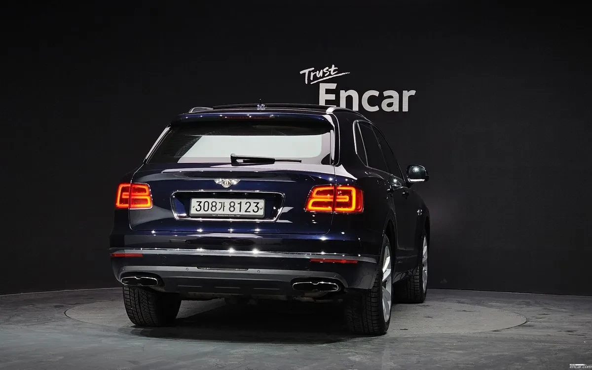 Bentley Bentayga Dynamic Ride* Driving Specification* Matrix LED, снимка 3 - Автомобили и джипове - 54655890