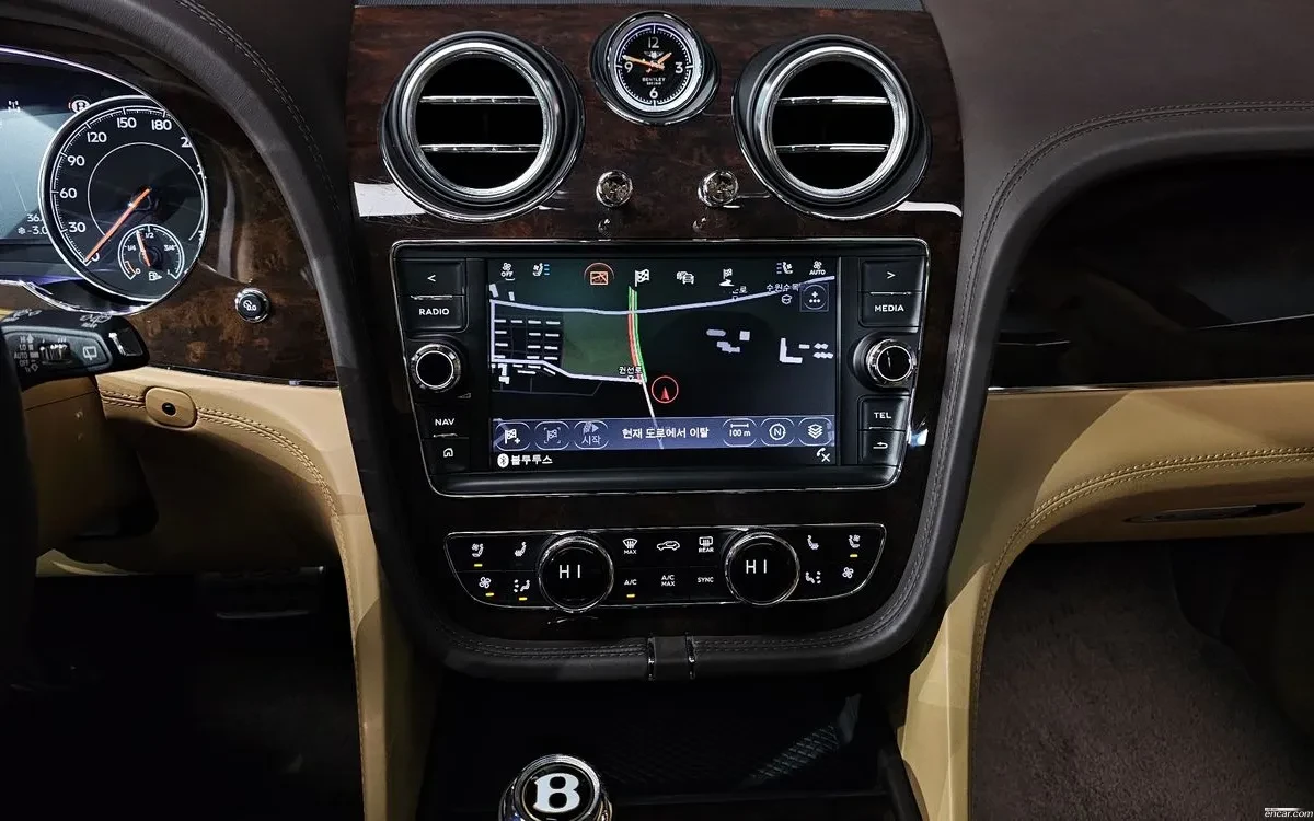 Bentley Bentayga Dynamic Ride* Driving Specification* Matrix LED, снимка 14 - Автомобили и джипове - 54655890
