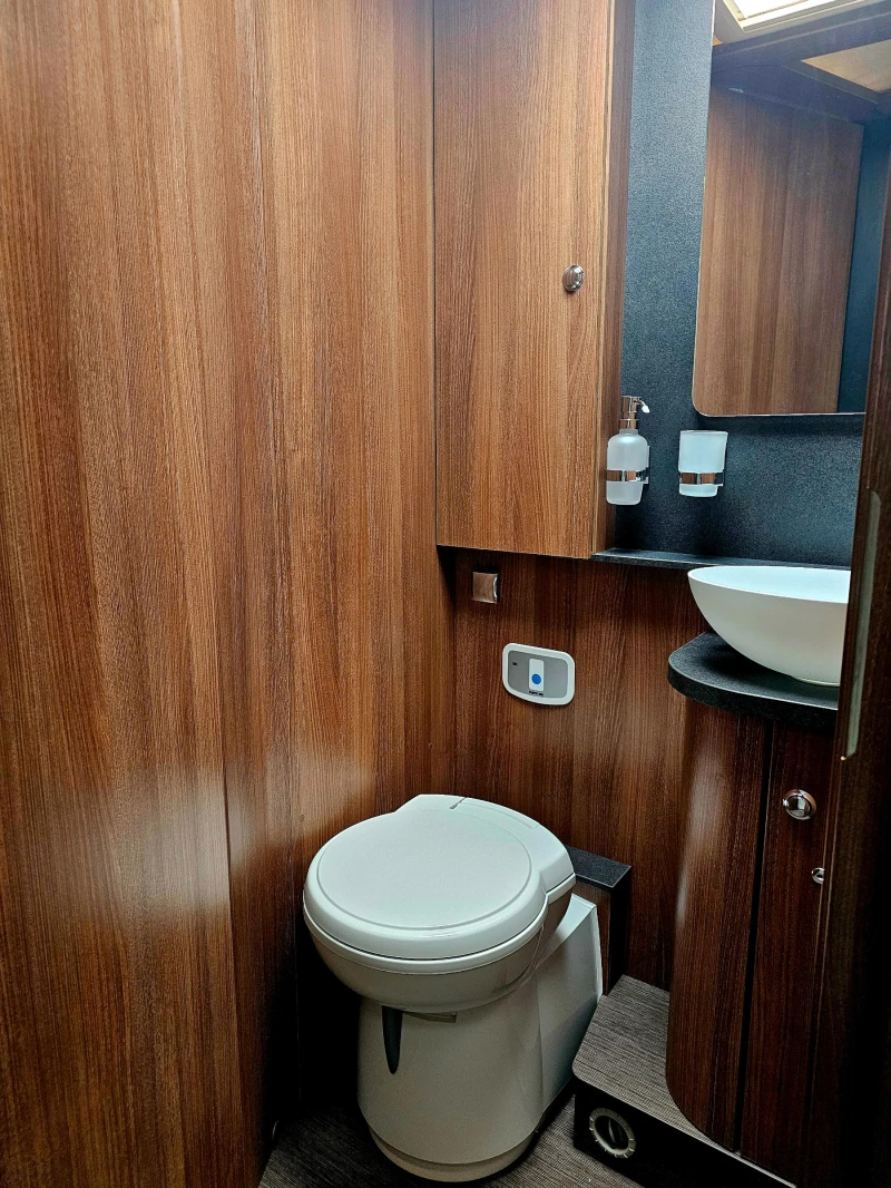 Кемпер Carthago  евро C-tourer 145 RB- LE  Mercedes, снимка 7 - Каравани и кемпери - 52007641