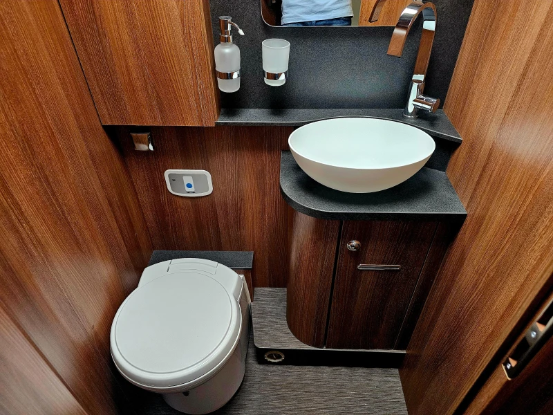 Кемпер Carthago  евро C-tourer 145 RB- LE  Mercedes, снимка 8 - Каравани и кемпери - 52007641