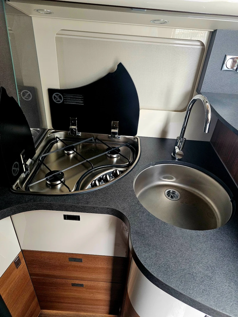 Кемпер Carthago  евро C-tourer 145 RB- LE  Mercedes, снимка 4 - Каравани и кемпери - 52007641